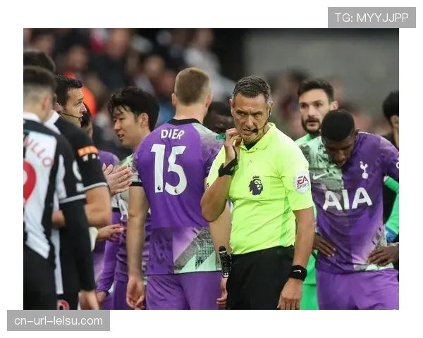 特写:一位失明球迷在伴侣的“音频解说”下现场观看英超 特写:一位失明球迷在伴侣的“音频解说”下现场观看英超