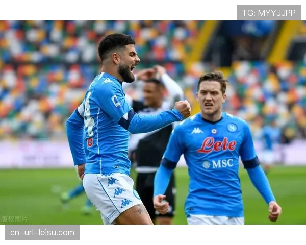 茨尤第五回合重拳击中努尔加,裁判读秒后比赛继续 茨尤第五回合重拳击中努尔加,裁判读秒后比赛继续